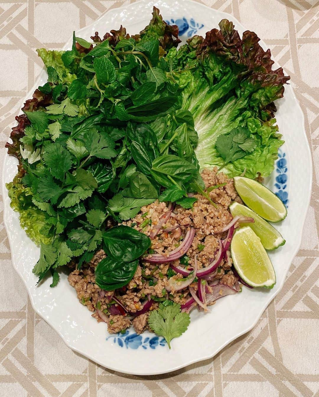 早見優さんのインスタグラム写真 - (早見優Instagram)「Loving this fresh tasting Thai herb salad with ground pork, #larb moo  香り高いハーブサラダ、タイ🇹🇭のラーブ  #yummy #thaisalad #thaifood #タイ料理」2月26日 18時52分 - yuyuhayami