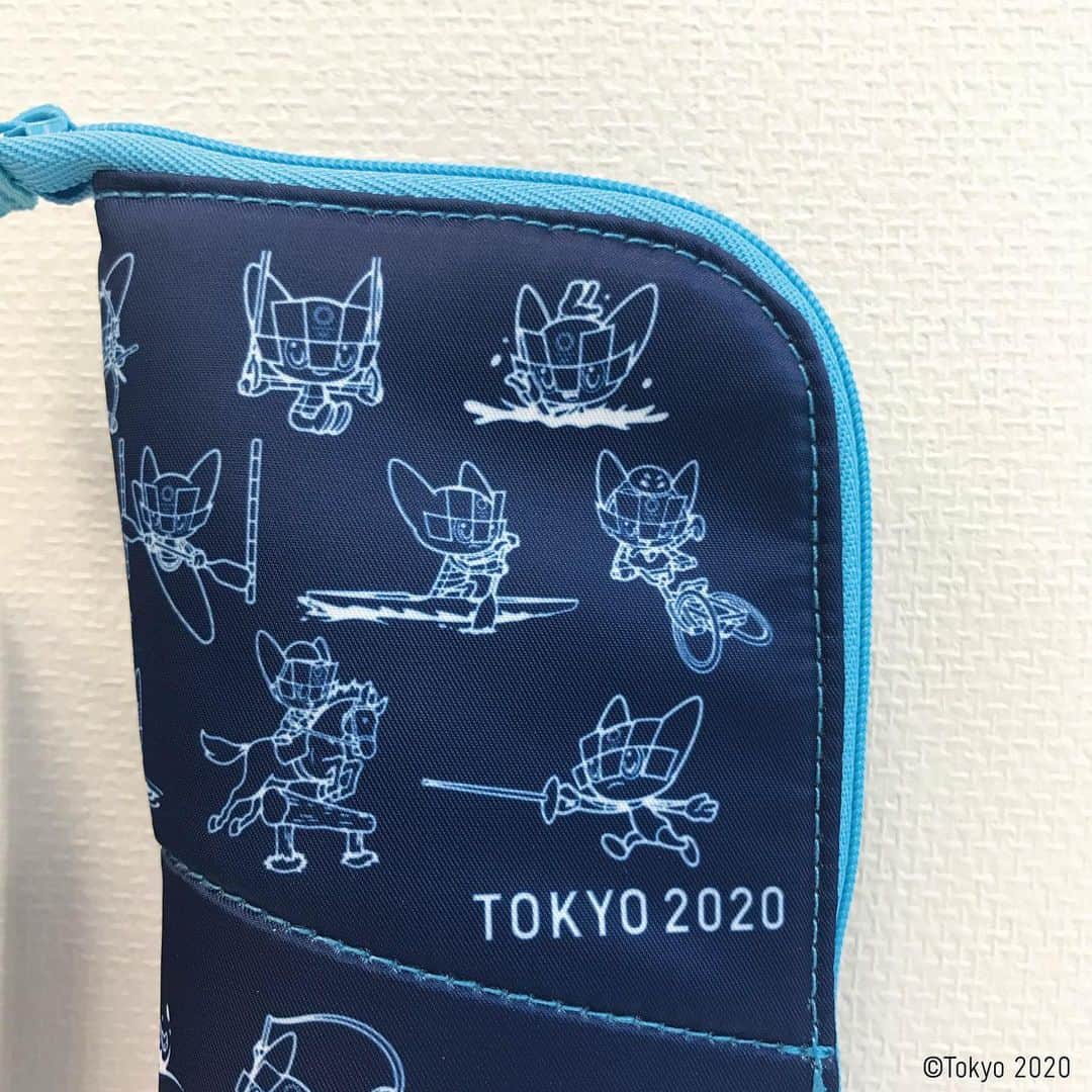 コクヨのぶんぐさんのインスタグラム写真 - (コクヨのぶんぐInstagram)「東京2020公式ライセンス商品シリーズ﻿ ﻿ ﻿ 今日はペンケースです👍﻿ ﻿ くるっと折り返して立つペンケース。﻿ 海外の方へのおみやげにもいいですね。﻿ ﻿ ミライトワやソメイティがいるほうはめくった内側に「TOKYO 2020」と書いてあります。﻿ もう一方の縦書き「TOKYO 2020」もかっこいい！﻿ ﻿ どちらも開いたところのポケットに東京2020大会エンブレムが載っています。﻿ ﻿ #勉強 #study#student #東京2020#オリンピック #パラリンピック#おみやげ #プレゼント﻿ #文房具 #文具 #文具好き #文具女子 #文具男子 #文具沼 #文具好きな人と繋がりたい#stationery #stationerylove#stationeryaddict#コクヨ #kokuyo ﻿ ﻿ ※コクヨは東京2020オフィシャルサポーター（オフィス家具＆文具）です」2月26日 18時53分 - kokuyo_st