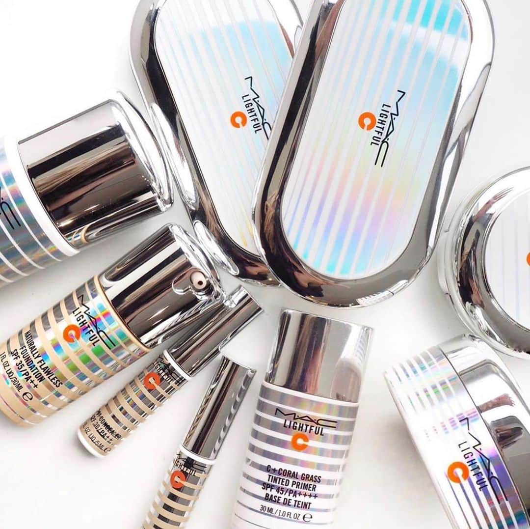 M∙A∙C Cosmetics Japanのインスタグラム：「春に向けて、ベースメイクを見直しましょう🌸﻿透明感のある、なめらかなツヤ肌作りはライトフル C シリーズがおすすめ✨﻿ ﻿ ファンデーションから下地、コンシーラー、化粧水、クリームまでラインで取りそろえています✨﻿ ㅤ﻿ ﻿ 【期間限定キャンペーン開催中】お好きなファンデーション製品を含む8,250円(税込)以上お買い上げの方にはオリジナルLEDミラー(数量限定)をプレゼント🎁﻿ ㅤ﻿ ﻿ ※M・A・C公式オンラインショップでのプレゼントは限定数に達したため終了いたしました。﻿ ※プレゼントはお1人様1会計につき1個までとなります。﻿ ㅤ﻿ ﻿ REGRAM: @macpro_tokyo  @rino416  ㅤ﻿ ㅤ﻿ #MACLightfulC #SpotlightReady #MACライトフル #MACCosmeticsJapan #MACコスメ #MACCosmetics #コスメ #メイク #ファンデ #ファンデーション #リキッドファンデーション #ベースメイク #カバー力 #ツヤ肌 #ツヤ #テカらない #makeup #basemakeup #cosmetics #foundation #beauty」