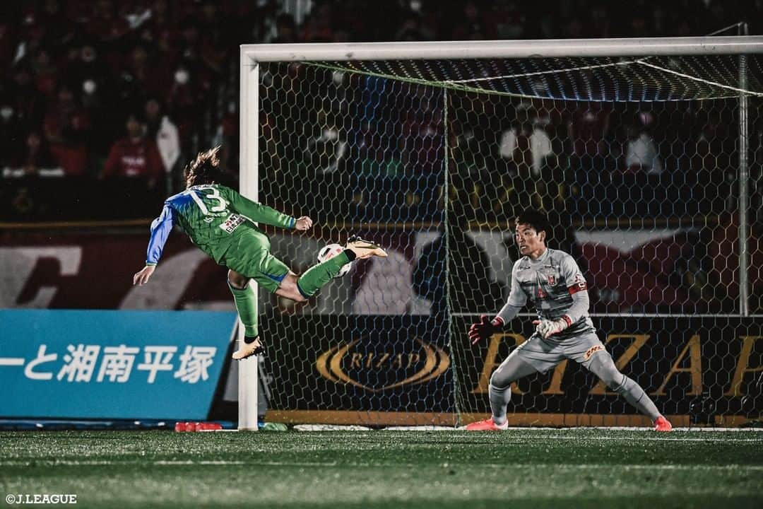 Ｊリーグさんのインスタグラム写真 - (ＪリーグInstagram)「Play Back JLEAGUE⚽️📸﻿ ﻿ 🏆#明治安田生命Ｊ１リーグ 第1節 ﻿ #湘南ベルマーレ vs #浦和レッズ﻿ 印象的なシーンをプレイバック🔥﻿ ﻿ #Ｊリーグ ﻿ #jleague﻿ #Ｊリーグ開幕﻿ #2020の主役は誰だ﻿ ﻿ #興梠慎三﻿ #石原直樹﻿ #西川周作﻿ #柏木陽介﻿ #関根貴大﻿ #石原広教﻿ #大槻毅﻿ #ベストショット #bestshot﻿ #ナイスショット #niceshot﻿ #オフショット #offshot ﻿ #soccer #football #⚽️﻿ #soccerphoto #soccerphotograph #📸」2月26日 19時00分 - jleaguejp