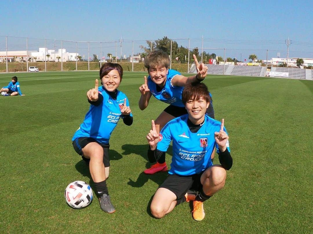 菅澤優衣香さんのインスタグラム写真 - (菅澤優衣香Instagram)「沖縄合宿終了ー⚽  充実した合宿でした。 協賛して頂いた 三菱重工(株)様 ありがとうございました🙇‍♂️ 真剣にやる時はやる！ ふざける時はふざける！ 爆笑が沢山あった合宿だった！ 最高に楽しかったなー😂 リーグ開幕まで１ヶ月きりましたー。 皆でまた頑張ろう✊  今回の同部屋。 上野のさきちゃんでしたー！ ジェフの同期😆 また同じチームでできるなんて！これから一緒に頑張ろー🤪  てか、自分のが白いね🤪笑  #浦和レッズレディース #沖縄キャンプ #金武町フットボールセンター」2月26日 19時14分 - yuippppp_9