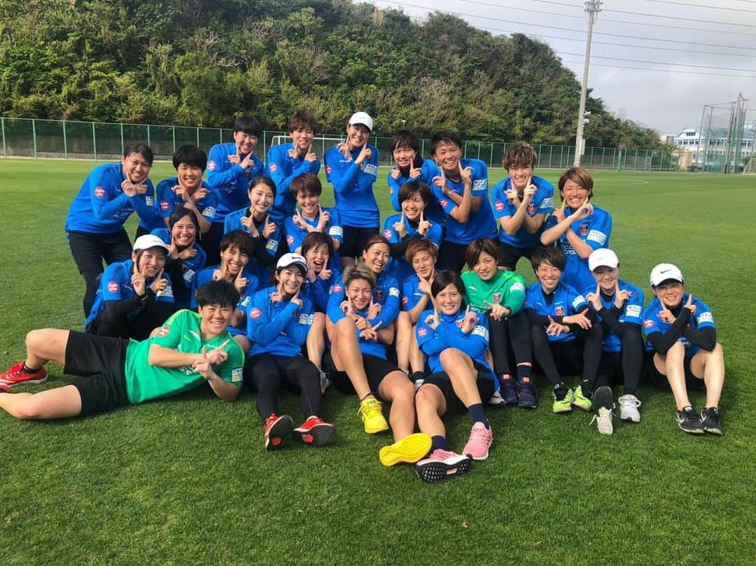 菅澤優衣香のインスタグラム：「沖縄合宿終了ー⚽  充実した合宿でした。 協賛して頂いた 三菱重工(株)様 ありがとうございました🙇‍♂️ 真剣にやる時はやる！ ふざける時はふざける！ 爆笑が沢山あった合宿だった！ 最高に楽しかったなー😂 リーグ開幕まで１ヶ月きりましたー。 皆でまた頑張ろう✊  今回の同部屋。 上野のさきちゃんでしたー！ ジェフの同期😆 また同じチームでできるなんて！これから一緒に頑張ろー🤪  てか、自分のが白いね🤪笑  #浦和レッズレディース #沖縄キャンプ #金武町フットボールセンター」