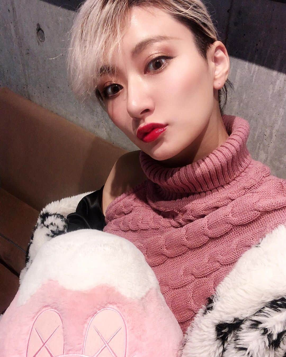 中川友里さんのインスタグラム写真 - (中川友里Instagram)「今日はpinkの日🦷 @kaws ・ ・ ・ ・ 珍しくデニム履いたのは　@gydajp の展示会でいただいたブルーのストレッチデニム☺️🥰XS履けた🤣わーい🙌(ぴっちぴちやから下半身痩せ頑張ろってなったわ🤣🤣🤣🌹🙆‍♀️💫 @xxxms23  #中川友里　#珍しくカジュアル　#デニム　#ニット　#ワンショルダー　denim #fashion #kaws #bettyboop #pink #style」2月26日 19時08分 - darayunya