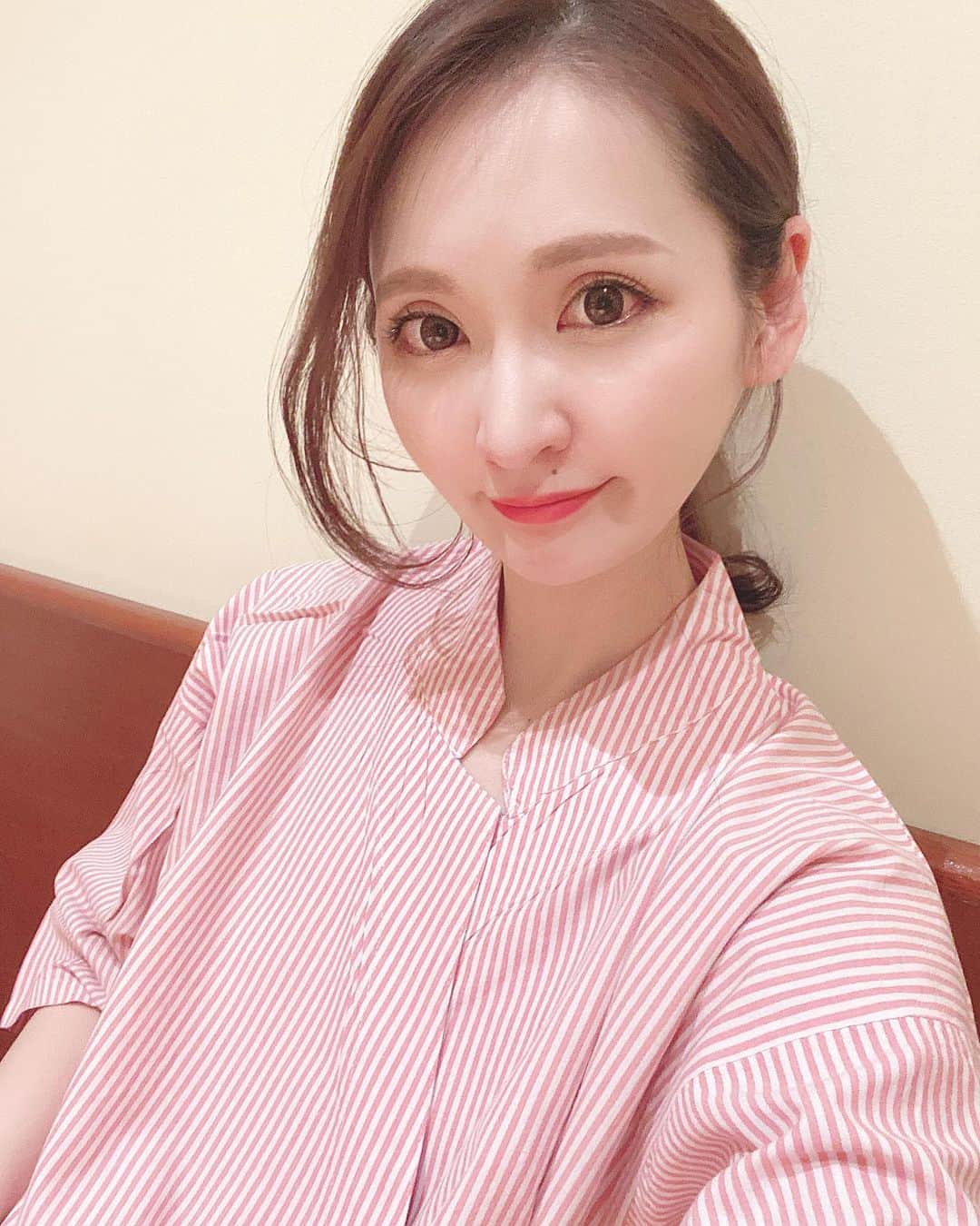 のインスタグラム：「こないだ岩盤浴アイロック @irock6868 に行ってきました☺︎ ・ 冷え性で末端まで冷え切ってるので冷え性改善と、運動もしないのでダイエット目的で🙃 4枚目の#ブルブルマシーン に10分乗るだけでウォーキング1万歩に相当するカロリー消費ができ、さらにマシーンに乗ってから岩盤浴に入ると、1.8倍汗が出るみたい🙆‍♀️ ・ 岩盤浴は、たくさん種類があって温まりながら瞑想してたら、汗もたくさんかけて気分もすっきりできたよ〜🧘‍♀️ リフレッシュできるだけでなくアンチエイジング効果もあるそう。 10:00〜22:00まで空いてるので、お仕事帰りにも通えそう☺️ ・ #岩盤浴#岩盤浴アイロック#アイロック#中野#中野岩盤浴#PR」