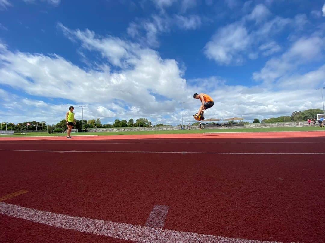 桐生祥秀さんのインスタグラム写真 - (桐生祥秀Instagram)「今日は🌞🌞🇦🇺 #撮影  #後藤トレーナー  #練習風景  #写真  #asics」2月26日 19時12分 - kiryu1215