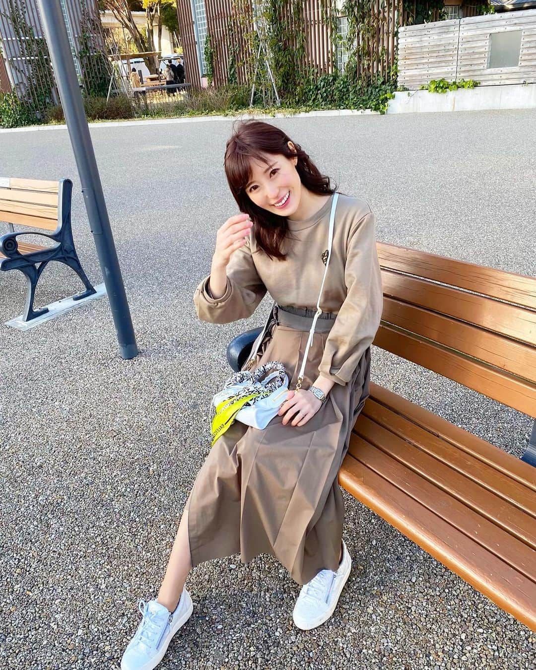 小林真由のインスタグラム：「⋆﻿ ⋆﻿ 週末に上野動物園へ。﻿ ちょこっとだけ行こう🐘と向かったら﻿ すぐ寝てしまって本当に一瞬🙇‍♂️﻿ ﻿ one-piece: #lanvinenbleu﻿  shoes: #giuzeppezanotti  bag: #balenciaga ﻿ ﻿ 髪色を変えました。﻿ 稲用さんおすすめのショコラブラウン🍫﻿ 陽に当たると更に綺麗🐻﻿ ツヤッツヤで嬉しいです🥺🙏﻿ @inamochinaoki ﻿ #休日 #上野動物園 #上野 #動物園 #ファッション #コーデ #ママコーデ #ママライフ #ヘアカラー #銀座 #ローネス #コーディネート #ランバオンブルー #ジュゼッペザノッティ #バレンシアガ #coordinate #fashion #loness」