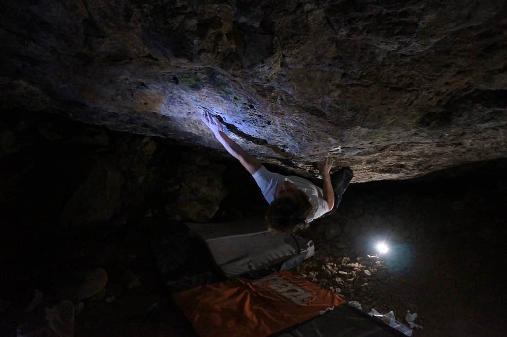 野村真一郎さんのインスタグラム写真 - (野村真一郎Instagram)「Today I managed to climb Variation(V13/14)✅ ・ ・ たまたま東海方面で用事があったので、またまた今日も鳳来に来てしまった。  昨日の雨で他の岩はびちょびちょだし、白道もびちょびちょすぎてトライすらさせてもらえず。 濡れてるけど左に抜けるラインのバリエーションなら出来そうなので、やってみたら出来ました！ フル動画は今度Youtubeにアップします。  下部、かなりいい感じにこなせてるので白道が繋がる日も近そうです。  @montura_official @monturajapan @unparallelup @unparallel_nordic @hamasakichiryoin0929」2月26日 19時18分 - nomura_shinichiro