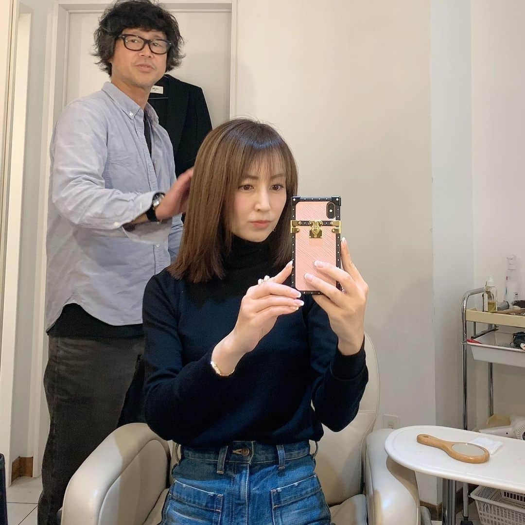 矢田亜希子さんのインスタグラム写真 - (矢田亜希子Instagram)「息子と2人で美容院でヘアカット。私はまた伸びた分けっこう切っちゃいました‼︎かなり切った。すっきり。 #松本さん#20年以上ヘアカット担当#カットは松本さんお任せ#何もしない私がらくなように計算されたカット#今はセミロングな気分#fiolista#表参道#懐かしい写真出てきた#24年くらい前かも#私は17歳くらい#cm撮影時#若い頃の松本さん#私も若すぎ#高校生か#今日この写真見ながら2人で大爆笑#髪型は#ミディアムのハイグラデーション　らしい。最近ずっとこのくらいの長さ。 履いているデニムは @celine  黒ニットは @cruciani_official」2月26日 19時20分 - akiko_yada