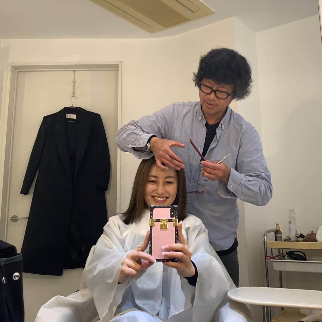 矢田亜希子さんのインスタグラム写真 - (矢田亜希子Instagram)「息子と2人で美容院でヘアカット。私はまた伸びた分けっこう切っちゃいました‼︎かなり切った。すっきり。 #松本さん#20年以上ヘアカット担当#カットは松本さんお任せ#何もしない私がらくなように計算されたカット#今はセミロングな気分#fiolista#表参道#懐かしい写真出てきた#24年くらい前かも#私は17歳くらい#cm撮影時#若い頃の松本さん#私も若すぎ#高校生か#今日この写真見ながら2人で大爆笑#髪型は#ミディアムのハイグラデーション　らしい。最近ずっとこのくらいの長さ。 履いているデニムは @celine  黒ニットは @cruciani_official」2月26日 19時20分 - akiko_yada