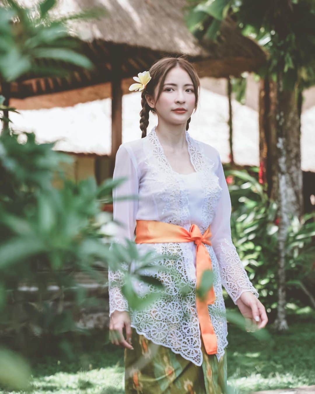 Giann Chanのインスタグラム：「《不分宗教、種族，共同成就一大事因緣。》 I'm so blessed to have done a traditional Balinese blessing ceremony to cleanse my body, mind and spirit.  This healing ritual is known to be effective in helping one let go of unwanted aspects in their lives and similarly, bring in and manifest new intentions and new life.  #Wellness #Blessing #Healing #Balinese @amandari_resort #aman #amandari #amanresorts #Bali #Ctytravelmap」