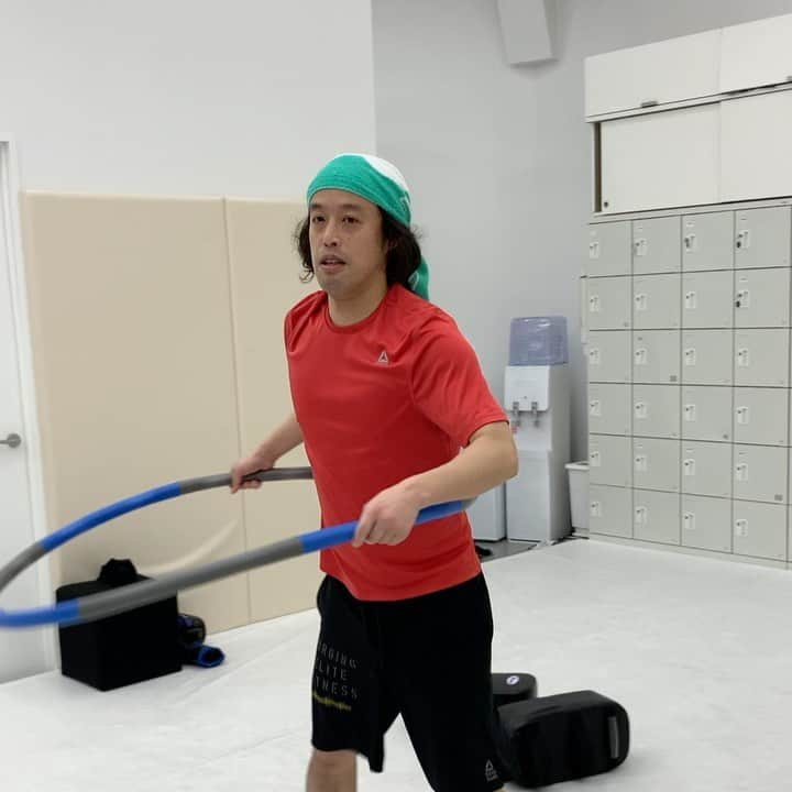 岸本加世子のインスタグラム：「かよちゃんトレーニング。フラフープに初挑戦。笑。 #bravegym #芦田崇宏#やついいちろう」