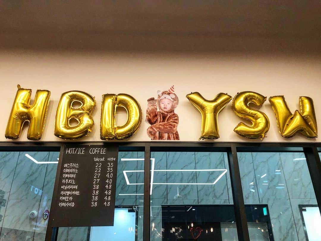 ユ・スンウのインスタグラム：「감사합니다❤️ 덕분에 마음 따뜻한 생일이네요! 주신 선물들 케잌들 꽃들 마음들 잘 새기고 살겠습니다. 고맙고 사랑합니다❤️. 마스크 꼭 착용하시고 건강하세요😷」