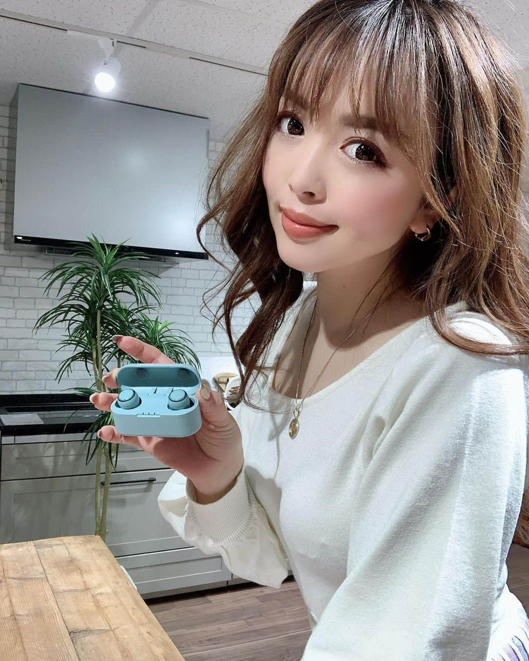 板橋瑠美さんのインスタグラム写真 - (板橋瑠美Instagram)「Panasonicの新作のワイヤレスイヤホンを体験💕🎧﻿ ﻿ ﻿ ﻿ さすが Panasonic✨﻿ 体験できるスペースがえぐすぎるーーー♡！！！﻿ ﻿ ﻿ ﻿ マジで凄いので、伝えたくて動画でまとめたので、是非見てね❤️﻿ ﻿ ﻿ ﻿ ↓﻿ ﻿ 最初のムービーは、【RZ-S30W】﻿ オープン価格13,000円前後﻿ ﻿ ﻿ ﻿ Cafeのムービーは、【RZ-S50W 】﻿ オープン価格21,000円前後﻿ ﻿ ﻿ ﻿ 飛行機のムービーは、【EAH-AZ70W 】﻿ オープン価格31,000円前後﻿ ﻿ ﻿ ﻿ ﻿ ﻿ 全部見てもらえると共通してるのが﻿ タッチセンサー❤️﻿ ﻿ イヤホンに触れるだけで操作ができるから、カバンから探したりスマホを取り出すこと無く、操作ができちゃうし、﻿ ﻿ イヤホンがうっかりどこかに行っても、専用アプリの「ヘッドホンをさがす」ですぐに見つけられるらしい💕﻿ ﻿ ﻿ ﻿ 4月発売予定だそうですー！﻿ ﻿ ﻿ ﻿ ﻿ 次何買おうか迷ってる方、﻿ めっちゃオススメです😊♡！！！﻿ ﻿ ﻿ ﻿ ﻿ ﻿ @panasonicjp  #mcn﻿ #Panasonic #完全ワイヤレスイヤホン﻿#ノイキャン﻿#Technics﻿#AZ70W﻿#S50W﻿#S30W﻿#andGIRL﻿#PR﻿ ﻿ ﻿」2月26日 19時35分 - rumi_official_0616