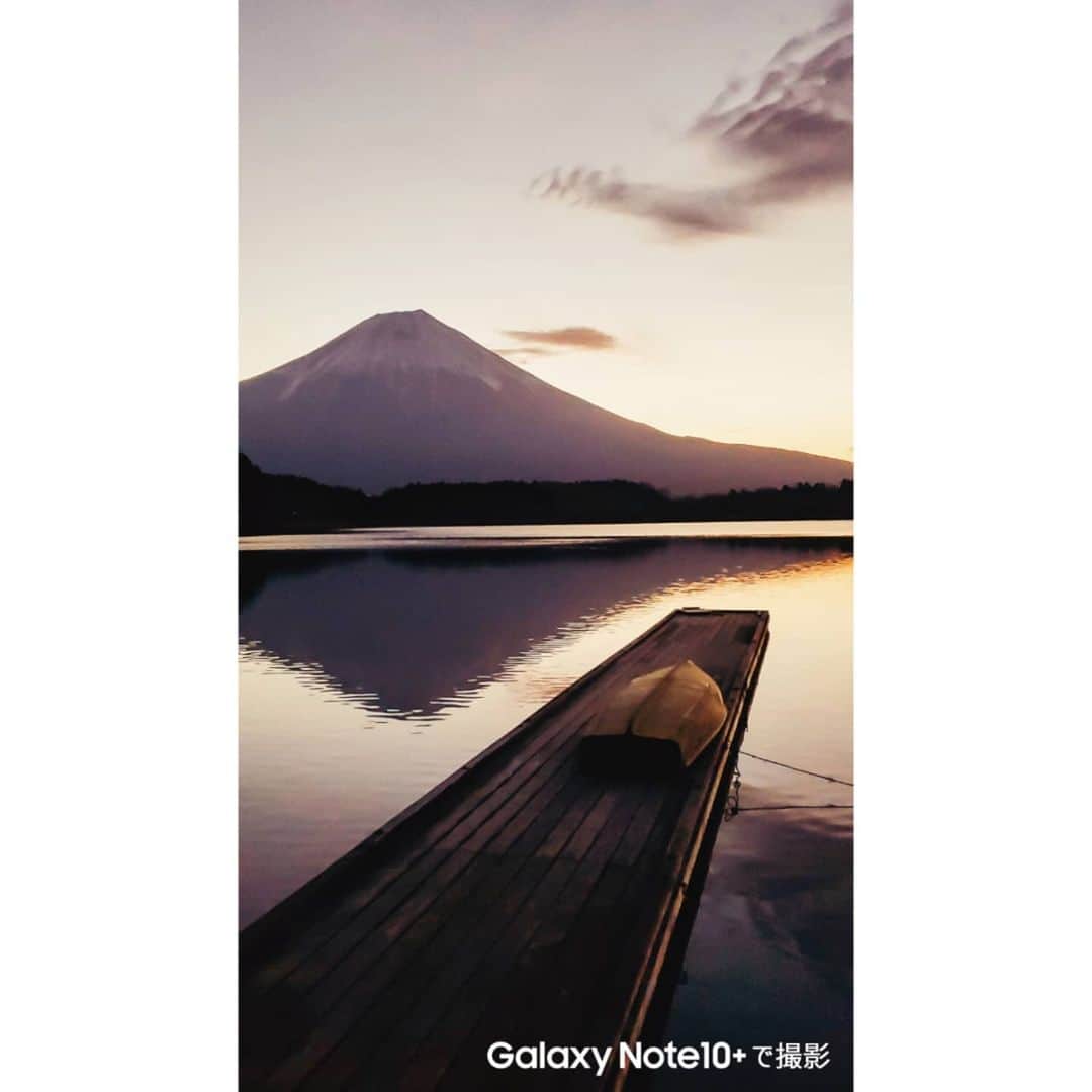 高橋伸哉さんのインスタグラム写真 - (高橋伸哉Instagram)「まだ暗い夜明け前はナイトモードで、日が射した強い光の時はオートモードで。 Galaxyならどんな時間帯でも綺麗に瞬間を押さえられます。 . #富士山 #逆さ富士 #mtfuji #GalaxyNote10＋ #GalaxyNote10plus #Ambassador #TeamGalaxy @galaxymobilejp . .」2月26日 19時48分 - t.1972