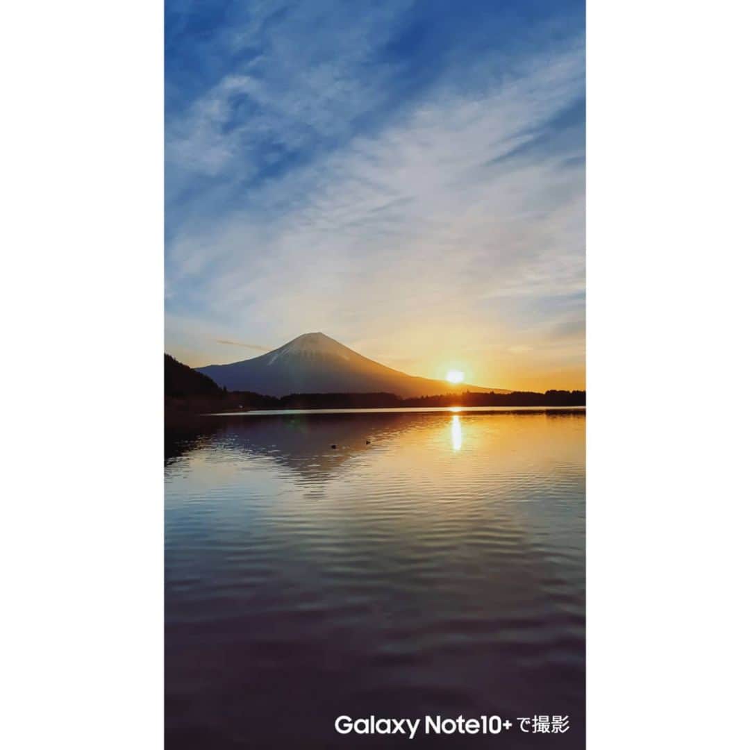 高橋伸哉さんのインスタグラム写真 - (高橋伸哉Instagram)「まだ暗い夜明け前はナイトモードで、日が射した強い光の時はオートモードで。 Galaxyならどんな時間帯でも綺麗に瞬間を押さえられます。 . #富士山 #逆さ富士 #mtfuji #GalaxyNote10＋ #GalaxyNote10plus #Ambassador #TeamGalaxy @galaxymobilejp . .」2月26日 19時48分 - t.1972
