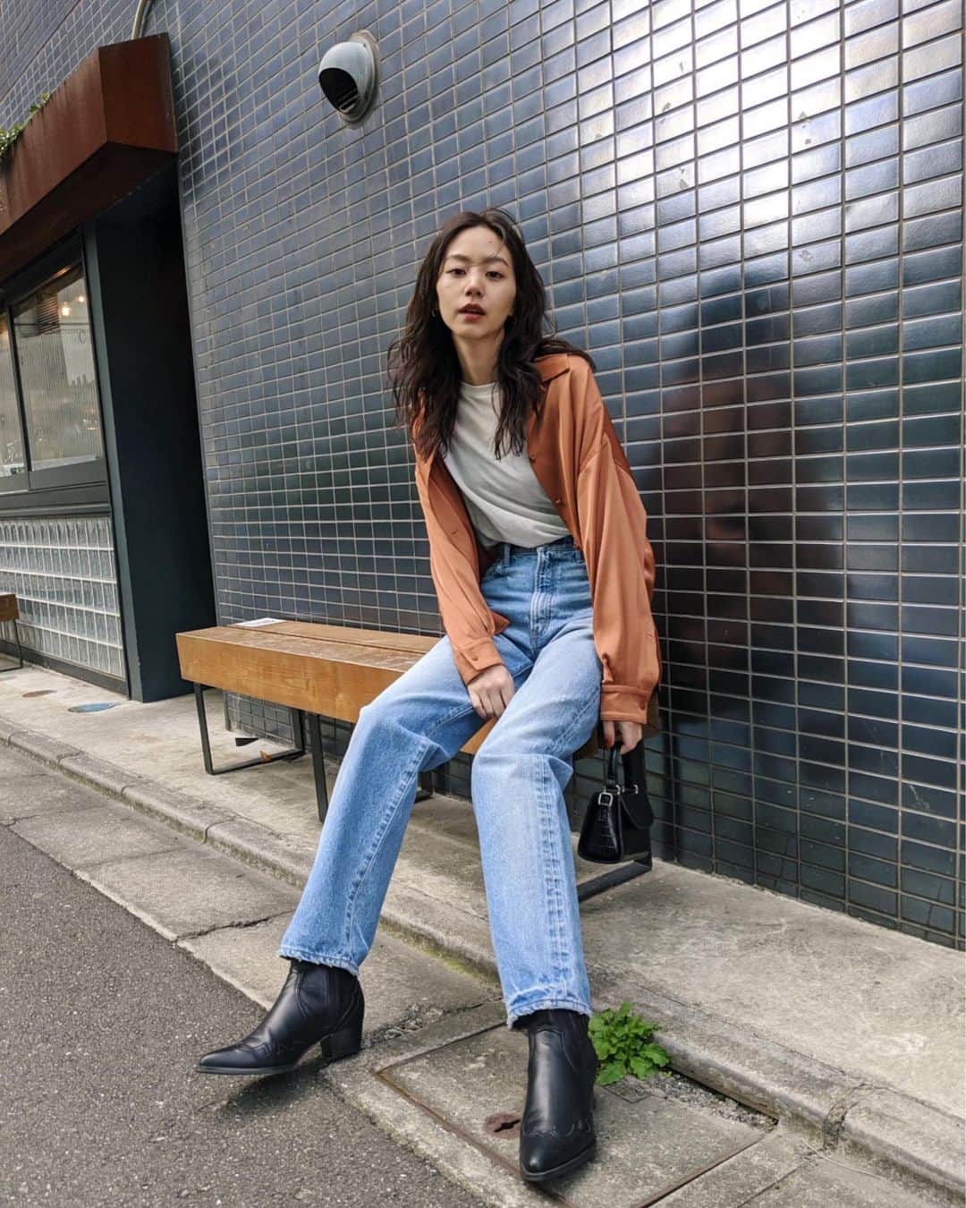 Shiho Sasakiのインスタグラム：「Jeansコーデ👖 春はライトブルーのデニムも履きたくなるね✨ こだわりがつまったヴィンテージ加工がポイントです☝️ 新作のsatinシャツで合わせてみたよ💎 #MOUSSY#MOUSSYSNAP#MOUSSYJEANS」