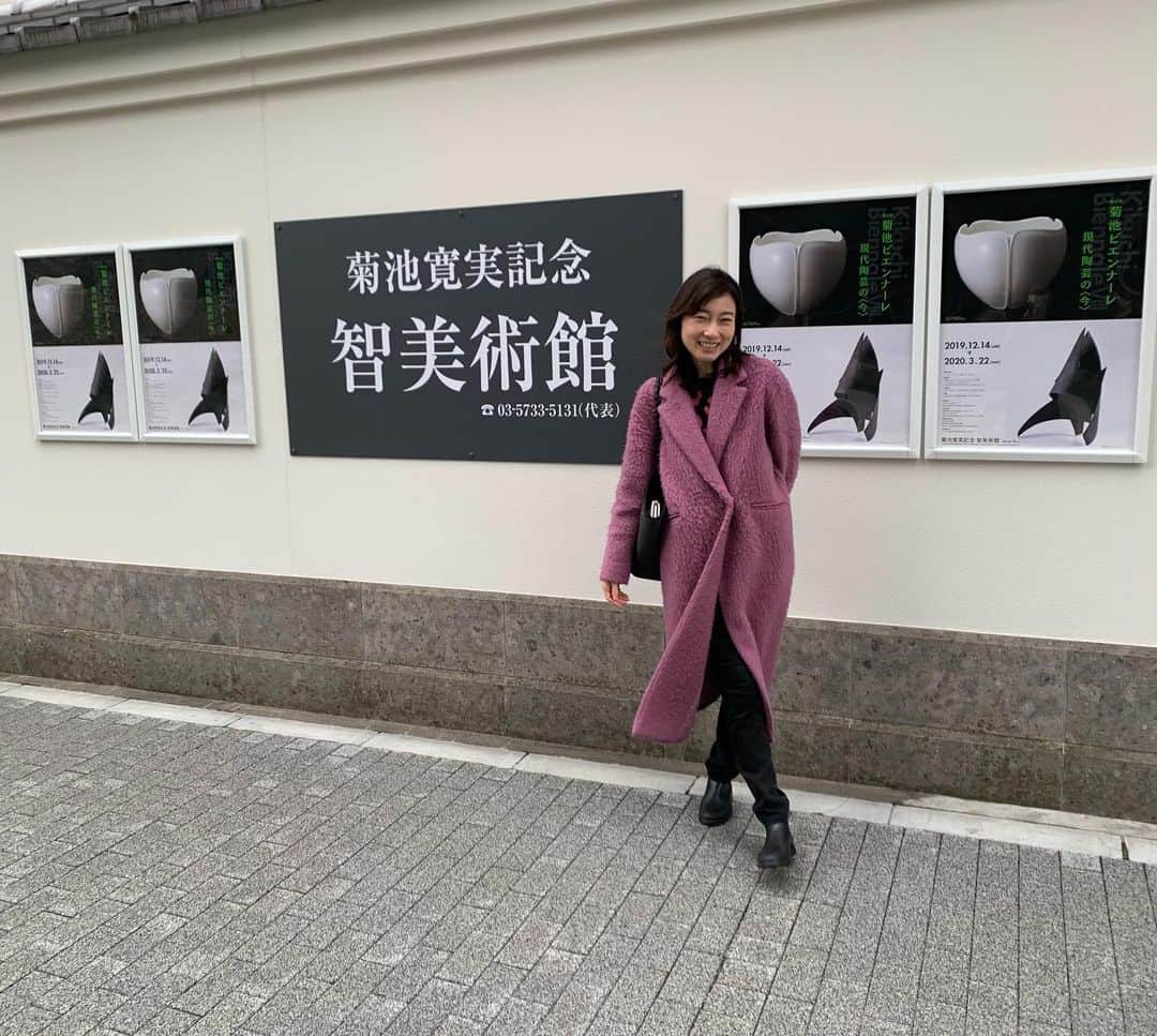 小橋めぐみのインスタグラム：「菊池寛実記念智美術館にて、 「第8回　菊池ビエンナーレ　現代陶芸の今」 陶芸の公募展で入賞された作品たちが一堂に。 器から、不思議な形状まで、全国の陶芸家たちの「今」を知ることができる面白い展覧会でした。 この写真、風が吹いてコートがめくれて、ポスターの作品と似た形になってる…😲 #菊池寛実記念智美術館」