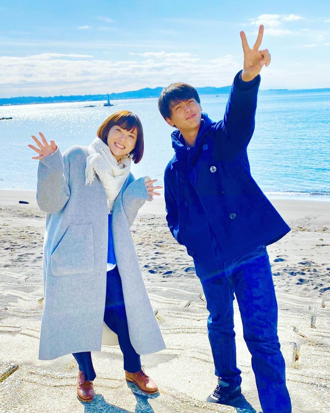 TBS日曜劇場「テセウスの船」公式のインスタグラム：「海〜🏖✨ とってもきもちよさそうですね✨ 心さん、由紀さん、お似合いです🤗💗 ふたりがしあわせになりますように…💓 わたしも海の撮影いきたいなぁ🐚 佐野家でもあるといいなぁ🥰 でも慎吾ははしゃぎそうだなぁ😳 #テセウスの船 #心さん #由紀さん #心さんと一緒 #竹内涼真 さん #上野樹里 さん」