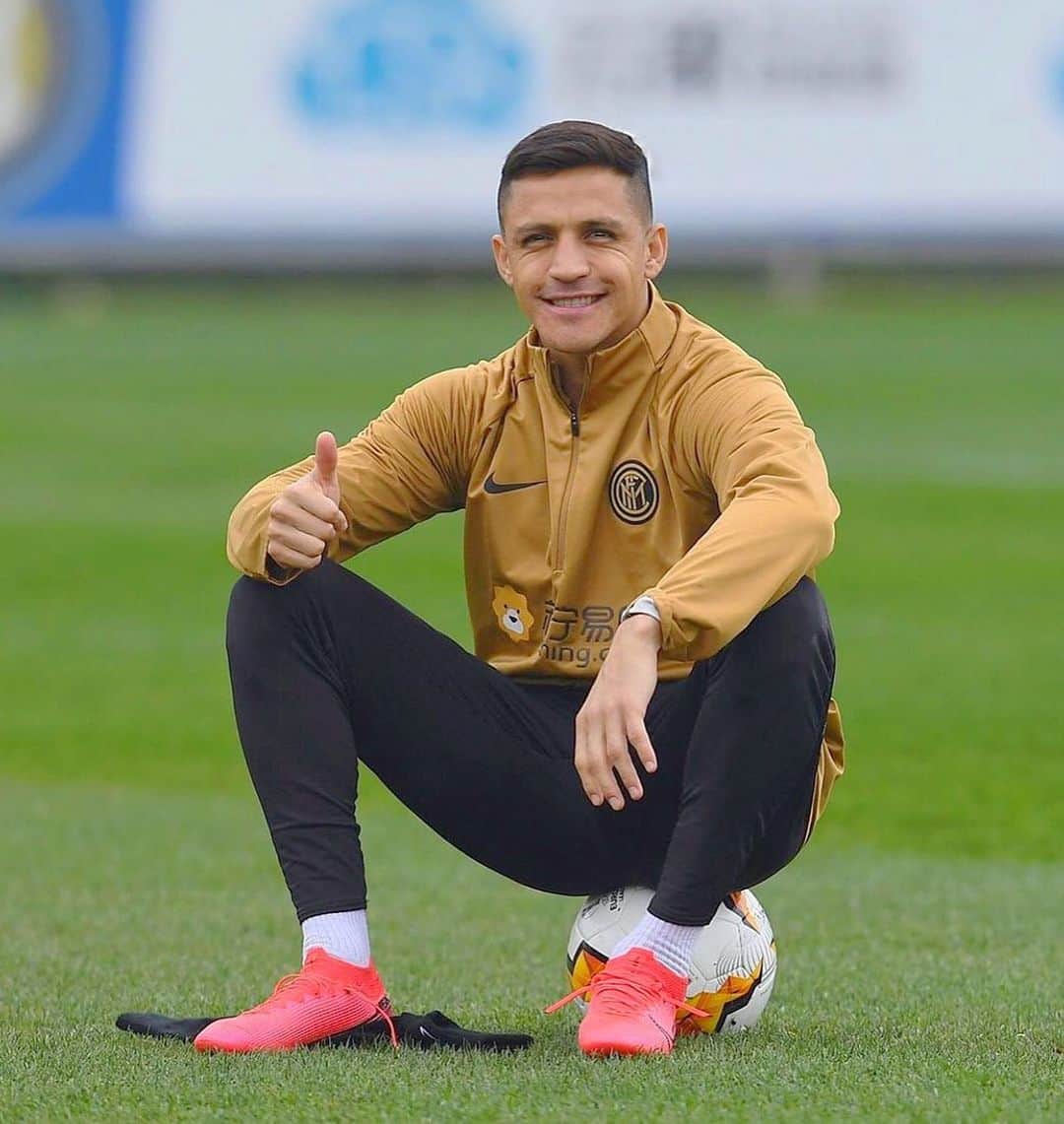 アレクシス・サンチェスのインスタグラム：「@inter ⚽️ ⚫️🔵」