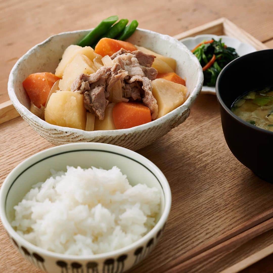 東急ハンズさんのインスタグラム写真 - (東急ハンズInstagram)「毎日がんばるあなたに。⁠ ⁠「時短」を叶える便利な最新調理アイテム3選をご紹介！⁠ ⁠ 便利アイテムを上手に使って手抜き＆息抜きでも、おいしく😊⁠ ⁠ ⁠ ①食材を挟むだけ！なんと、焼き目のついたグリル料理が電子レンジでできちゃいます🐟⁠ ⁠ ルクエ マイクロウェーブグリル 5,000円+税⁠ ⁠ ⁠ ②袋のまま冷凍保存もOK！材料を入れて湯煎すれば旨みを逃さず、簡単＆時短調理◎ ⁠ サンベルム 湯煎で調理する袋M（3枚入） 700円+税⁠ ⁠ ⁠ ③「炊く」「蒸す」「煮る」の1台3役をこなす電子レンジ用の鍋で、いつものメニューのレパートリー更新✨ ⁠ メトレフランセ デリキャセ 2,000円+税⁠ ⁠ ⁠ 詳しい特徴や使い方は、ヒントマガジンでＣＨＥＣＫ👌⁠ https://hands.net/hintmagazine/kitchen/2002-cooking.html ⁠ ⁠ #東急ハンズ #ハンズでみっけ #ハンズでゲット#ハンズ #tokyuhands #ルクエ #マイクロウェーブグリル #湯煎で調理する袋 #デリキャセ #時短 #時短料理 #レンチン料理 #便利グッズ #調理グッズ #人気商品 #話題の商品 #最新調理グッズ #便利グッズ #商品紹介 #時短料理 #時短アイテム #頑張らないご飯 #頑張らない家事 #育児の息抜き #暮らしの記録 #買ってよかった⁠ #共働き #ズボラ飯 #ズボラ主婦 #ズボラ家事 ⁠ ※一部店舗では取扱いがない場合がございます。⁣」2月26日 19時56分 - tokyuhandsinc