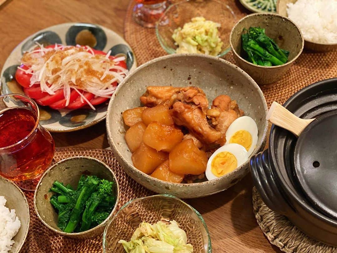 高山直子さんのインスタグラム写真 - (高山直子Instagram)「野菜を食べようのごはん🍚 ●大根と手羽元のコトコト煮 ●菜の花のおひたし ●キャベツとちりめん山椒の和風サラダ ●冷やしトマト ●具沢山お味噌汁 ●土鍋ごはん 大根は面取りし、下茹でして煮込んだからトロットロ🤤 野菜食べるとホッとするね☺️ （昨日はこってり中華。笑）  #なおコロ食堂 #野菜たっぷり#野菜大好き #手羽元#煮物#和食#菜の花 #土鍋#土鍋ごはん#大黒窯」2月26日 19時58分 - nao_70koro