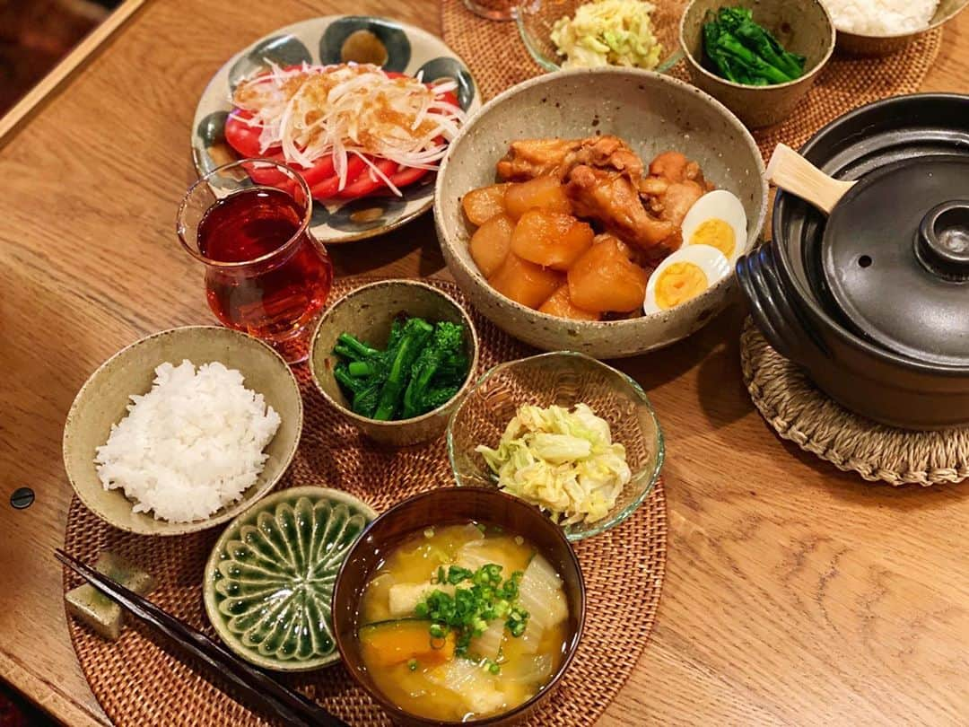 高山直子さんのインスタグラム写真 - (高山直子Instagram)「野菜を食べようのごはん🍚 ●大根と手羽元のコトコト煮 ●菜の花のおひたし ●キャベツとちりめん山椒の和風サラダ ●冷やしトマト ●具沢山お味噌汁 ●土鍋ごはん 大根は面取りし、下茹でして煮込んだからトロットロ🤤 野菜食べるとホッとするね☺️ （昨日はこってり中華。笑）  #なおコロ食堂 #野菜たっぷり#野菜大好き #手羽元#煮物#和食#菜の花 #土鍋#土鍋ごはん#大黒窯」2月26日 19時58分 - nao_70koro