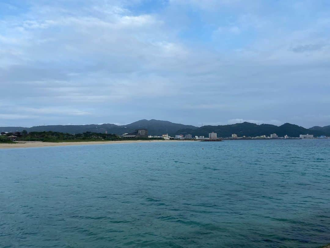 五十幡裕介さんのインスタグラム写真 - (五十幡裕介Instagram)「北海道に帰ってきました！ 12日から沖縄で取材をしていましたが、 キャンプの後半はこのメンバーで中継をお送りしていました。 みんな良い色に焼けました。 「イチオシ!!」でも選手たちの声を沢山お届けしましたが、 今後も「イチオシ!!」,「FFFFF」などで放送されるのを 楽しみにしていて下さい🎤 キャンプ中継へのお付き合い、本当にありがとうございました！ 2枚目の写真は、ある日のHTBスタッフの後ろ姿。 みんな上着が真っ黒。  #北海道 #日本ハム #ファイターズ #lovefighters #2020 #プロ野球 #NPB #羽撃く #はたたく #沖縄 #名護 #国頭 #春 #キャンプ #タピックスタジアム名護 #イチオシ!! #生中継 #8回 お送りしました #最終日 #昨日 は #沖縄 の #海 をバックに #男 #6人 #お疲れ様でした #HTB #アナウンサー #五十幡裕介」2月26日 19時59分 - htb_isohatayusuke