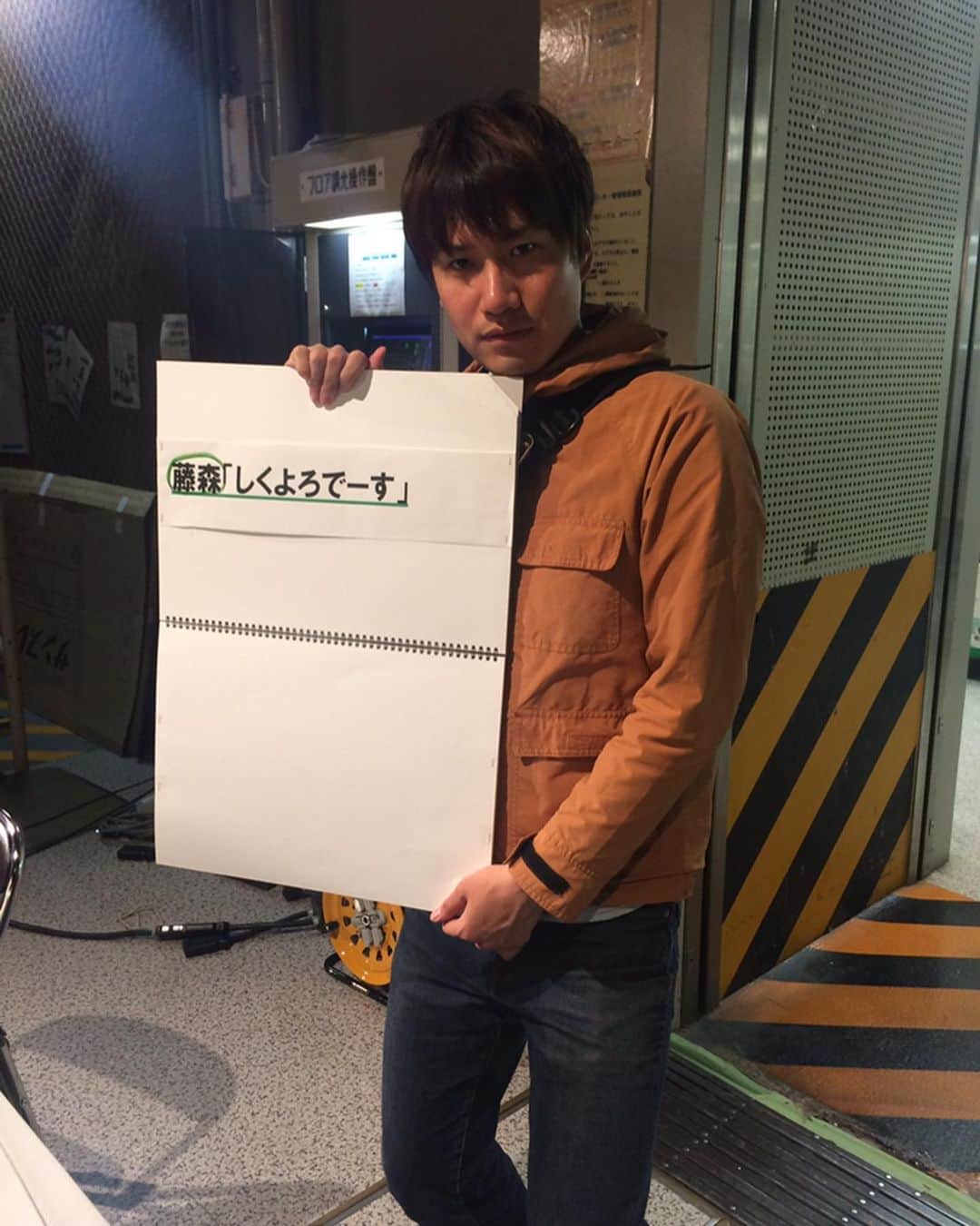 おにさん（ポケットウィズ）のインスタグラム：「リサーチと撮影許可、資料作り、買い出し。１年目の仕事はほぼこんな感じ  顔色が違うなやっぱ、顔つきが違うわ 野生の世界で生きてく人の顔になった、自分の才能を信じてあげような  #フジテレビ #就活 #インターン #ソフトテニス #youtuber」