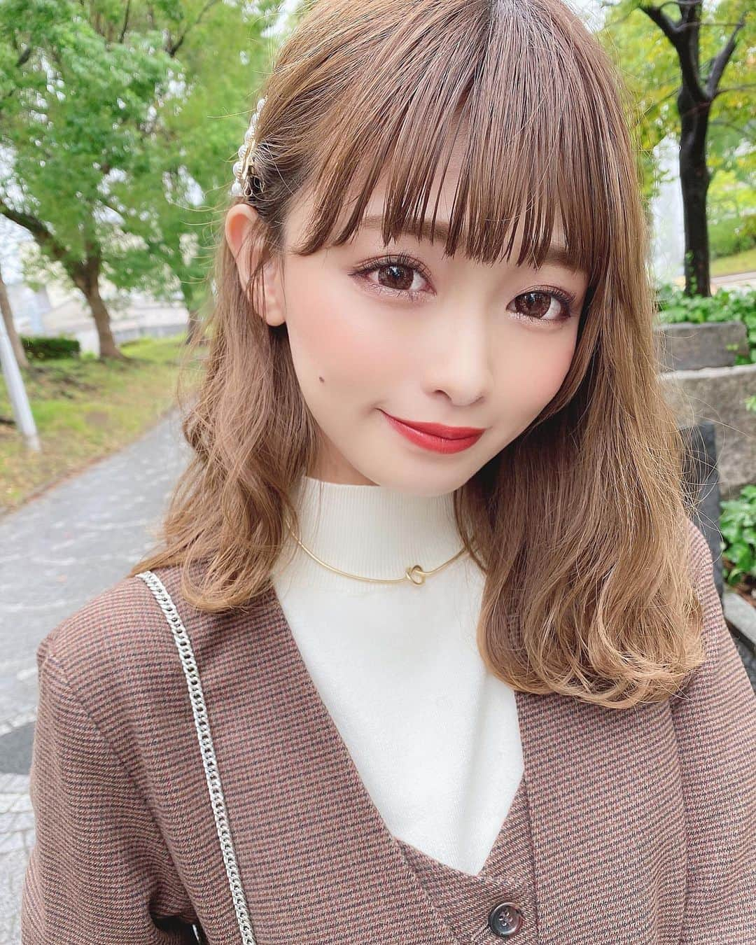 りなてぃさんのインスタグラム写真 - (りなてぃInstagram)「﻿ ﻿ ﻿ ﻿ 髪切りたいけど、伸ばしたい...🤦🏻‍♀️♥️﻿ ﻿ ﻿ エクセルのアイブロウペンシルなくなって﻿ 違うの使ってたけど、エクセル買い直したら﻿ やっぱりしっくりきた🤤💓これだっ←﻿ ﻿ ﻿ そのほかにも使ってるコスメが﻿ 結構変わってきたから﻿ そろそろ #りなぐらむ 🎦撮りましょかね💓﻿ ﻿ ﻿ ﻿ ﻿ ﻿ そして今日はセミナーモデルで﻿ 神戸にお邪魔してます💓﻿ ﻿ 明日ちょっとだけ観光出来るかもだから﻿ なんかおすすめあったら教えてください💓﻿ ﻿ ﻿ ﻿ #カラコン #アイメイク #リップ #スタバ ﻿ ﻿ ﻿ 数年ぶりの花粉症がつらすぎる。🤧﻿ ﻿ ﻿ ﻿」2月26日 20時00分 - rinatea_25