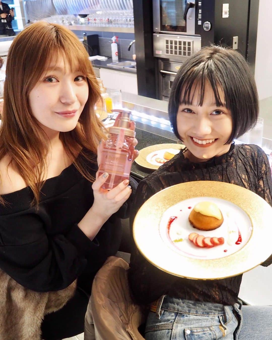 武田あやなさんのインスタグラム写真 - (武田あやなInstagram)「. &honey Meltyの発売記念イベントへ🍯 これはゆきさんもおすすめしていたので 使うのが楽しみ🧴💕 はちみつ美容で保湿成分が90%以上もあるんだって！ 髪の毛ピンクにしたときの名残りで 今、ヘア痛んでいてシャンプーリンス迷子だから（笑） 潤いたっぷりなのはありがたい💕 使うのが楽しみ🥰 そして発売を記念して パティシエ鎧塚シェフのデザートも一緒に🍰 とても美味しかったー💕 甘党にはたまらぬ💕 . . . . . . . . #アンドハニーメルティ  #ハチミツ美容 #メルティハニー」2月26日 20時01分 - ayanatakedaa