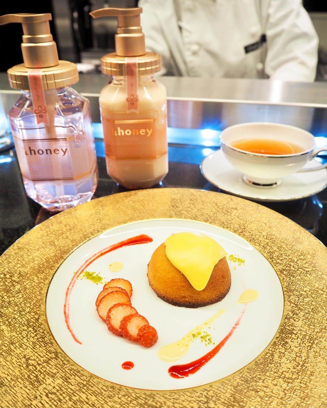 のインスタグラム：「. &honey Meltyの発売記念イベントへ🍯 これはゆきさんもおすすめしていたので 使うのが楽しみ🧴💕 はちみつ美容で保湿成分が90%以上もあるんだって！ 髪の毛ピンクにしたときの名残りで 今、ヘア痛んでいてシャンプーリンス迷子だから（笑） 潤いたっぷりなのはありがたい💕 使うのが楽しみ🥰 そして発売を記念して パティシエ鎧塚シェフのデザートも一緒に🍰 とても美味しかったー💕 甘党にはたまらぬ💕 . . . . . . . . #アンドハニーメルティ  #ハチミツ美容 #メルティハニー」