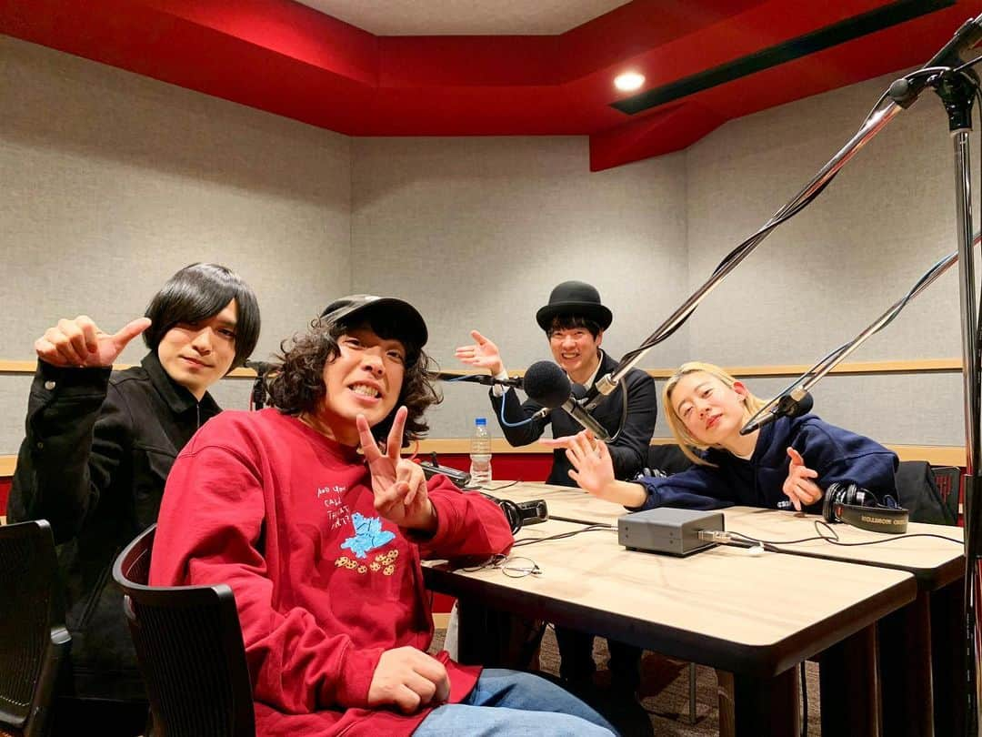 カジヒデキさんのインスタグラム写真 - (カジヒデキInstagram)「水曜日の夜はbayfm！僕と羊文学のモエカさんがMCを務めるスペシャレディオは、今夜22:30からです。ゲストは二度目の登場となるKANA-BOONから、谷口鮪くんと古賀隼斗くんをお迎えし、3/4にリリースされるニューシングル「スターマーカー」と初のベストアルバムのお話を中心に伺います。いい話が沢山です！！2月のマンスリープッシュ曲、THE FULL TEENZのYouは今夜が最後。是非お聴き下さい！ #bayfm #spaceshowermusicradio #スペシャレディオ #kanaboon #塩塚モエカ #羊文学 #カジヒデキ #thefullteenz」2月26日 20時04分 - hideki_kaji