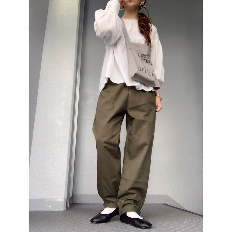 のインスタグラム：「⋆*❁*⋆*❁*⋆*❁*⋆*❁*⋆*❁* ・ ・ 昨日に引き続き❥❥ @gu_for_all_ のメンズアイテム‧✧̣̥̇‧ ・ #メンズボトムス #シェフパンツ ・ このパンツめちゃくちゃ可愛いくなぁい😍 しかもウエストゴムで楽チンだししっかりした素材なのもいい‧✧̣̥̇‧ ゆるたぽっが可愛いぃ🤍 カラバリも豊富だから、他のタイプも欲しいな~~ ・ ・ ・ ・  #gu_for_all  #GUstyle #gupr #code  #coordinate #ootd #outfit #mylook #ママ #コーデ #pr #mineby3mootd #like4like #お洒落さんと繋がりたい #ビュースタグラマー #ponte_fashion #chao_app  #156cm #156cmコーデ #GU春コーデ2020 #みんなのGUコーデ」