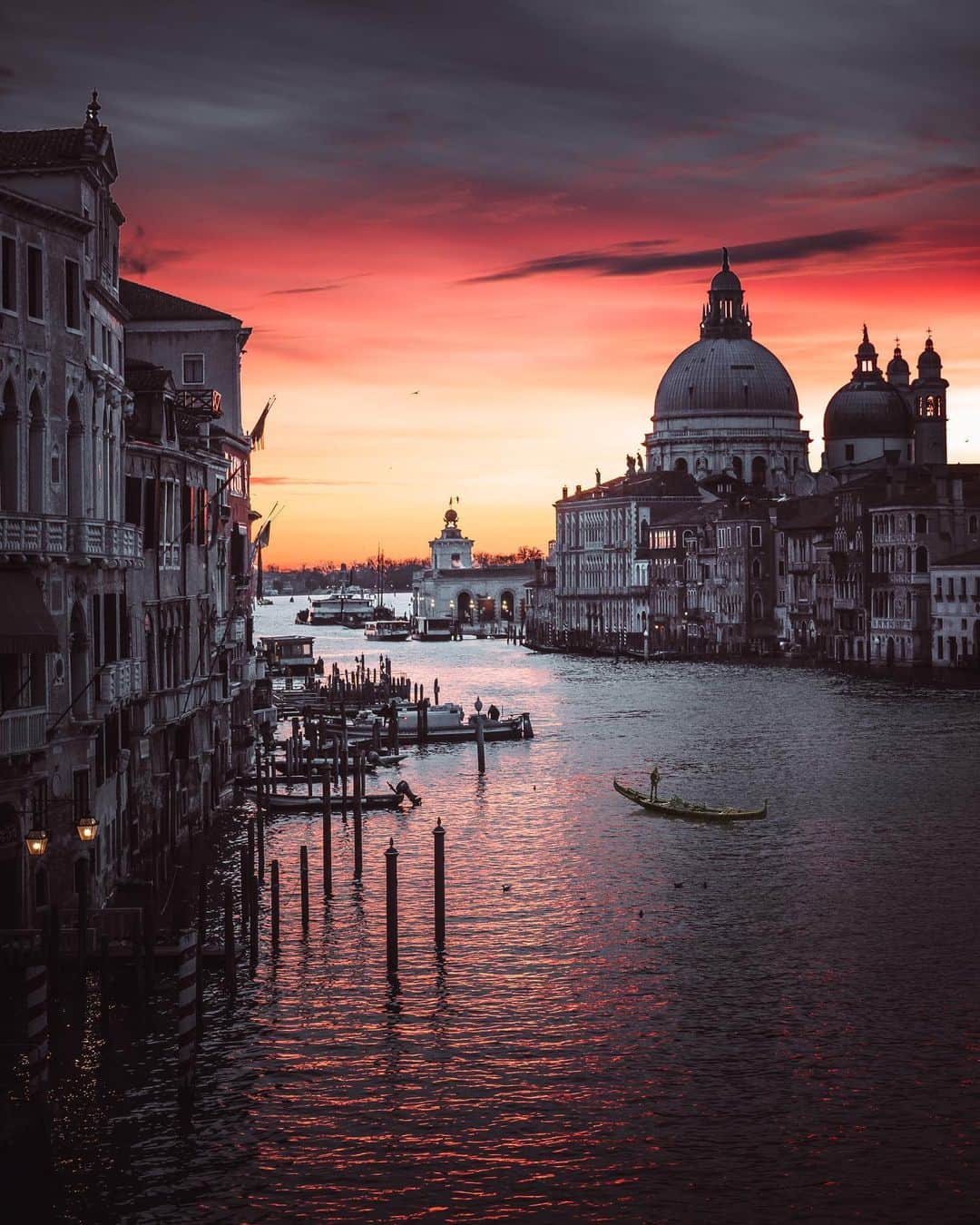 Thomas Kakarekoのインスタグラム：「thanks for the memories  #tb to exactly a year ago when I visited Venice for the last time. also still one of the most stunning sunrises I witnessed during all my travels.  #venice」