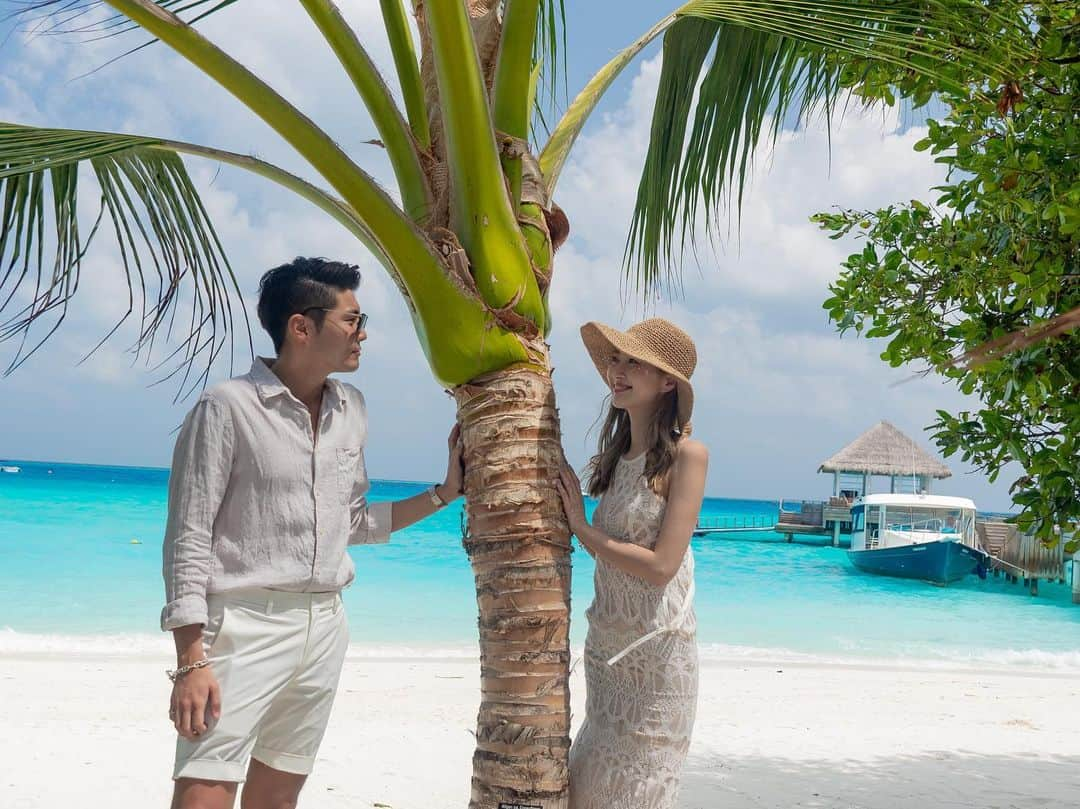 國保美貴のインスタグラム：「honeymoon photo🏝 in @finolhu_maldives . 新婚旅行でモルディブへ✈️ 私たちがいったフィノールという島のコンセプトは天国。 その名の通り本当に天国かと思えるような素敵な空間でした❤️ . .  灼熱の強風の中撮ったとは思えないカメラマンさんすごい〜🙌 . ワンピース、帽子はBUYMAで買いました👗👒 後々このワンピースがたまたま行われていた白いものを身につけなきゃいけないWHITE PARTYで役立つことに😘  もう少しモルディブの更新にお付き合いくださいませ🥺 . . #finolhu #maldives #beaah #sea #honeymoon #travel #モルディブ #フィノール #ハネムーン  #ハネムーンフォト #新婚旅行　#リゾートコーデ #リゾートワンピ  #リゾートワンピース #むぎわら」