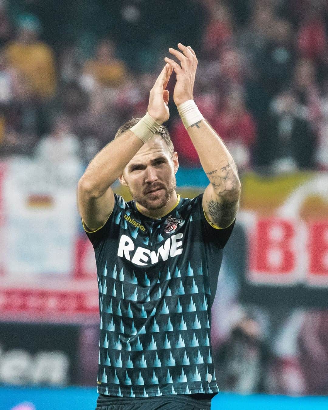 1.FCケルンさんのインスタグラム写真 - (1.FCケルンInstagram)「🤕 Rafael Czichos wird seine Verletzung im Bereich der Halswirbelsäule operieren lassen. Dies entschied er in Absprache mit den Mannschaftsärzten und einem Spezialisten. Rafa sagt: „Der Zuspruch und die guten Wünsche von allen Seiten haben sehr, sehr gut getan. Vielen Dank dafür an unsere Fans! Darüber habe mich sehr gefreut.“ #effzeh #Czichos #Köln #Kölle #Bundesliga #fcköln #fckoeln」2月26日 20時12分 - fckoeln