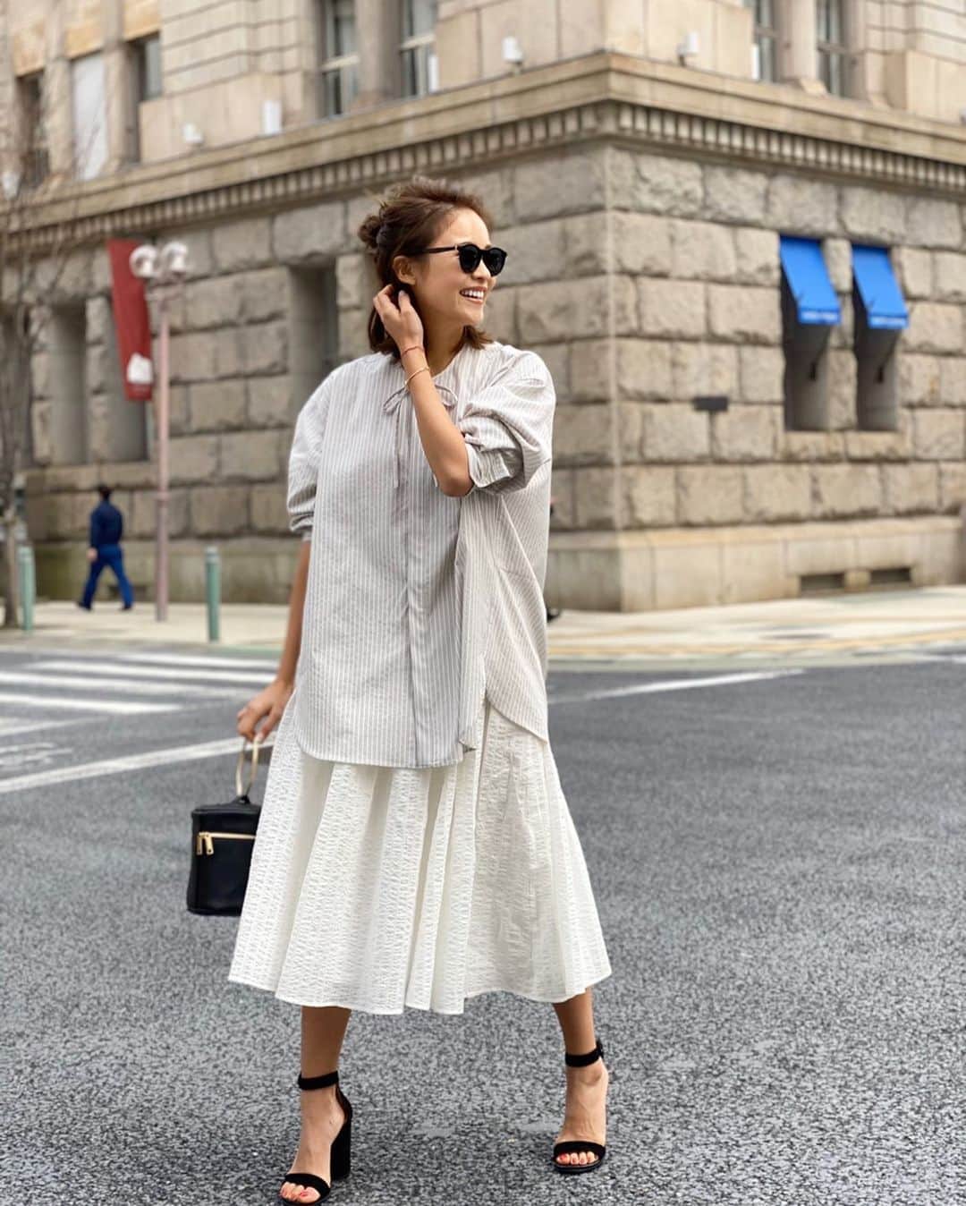 のインスタグラム：「今週はHello Spring Week第三弾の予約販売です♥︎♥︎♥︎ ・ hipがぽっこりしたシルエットが可愛いストライプシャツ🦆 おうち洗いが出来て重宝する一着♡ ・ ・ スカートは驚くほどシワになりにくいポコポコした柔らかい質感♡💭 ・ ストライプシャツとのコーデがお気に入りです🙂🤍💭 ・ ・ #ootd #coordinate #fashion #rosymonster #gianvittorossi」