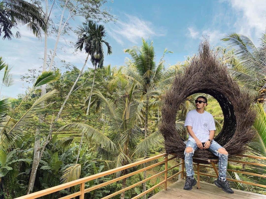 KENTOのインスタグラム：「𝐑𝐄𝐋𝐈𝐒𝐇 𝐓𝐇𝐄 𝐌𝐎𝐌𝐄𝐍𝐓 🌴 #bali #indonesia #ubud #ubudricefields #chromehearts #balenciaga #ootd #outfit #outfitoftheday #instafashion #streetfashion #streetstyle #streetwear #dj #djlife #djtour #internationaldj #djcity #djcityjapan #sgdntwk #genrebndr #beepmmgmt #pioneerdj #sgartistsmanagement #axcell #weareaxcell」