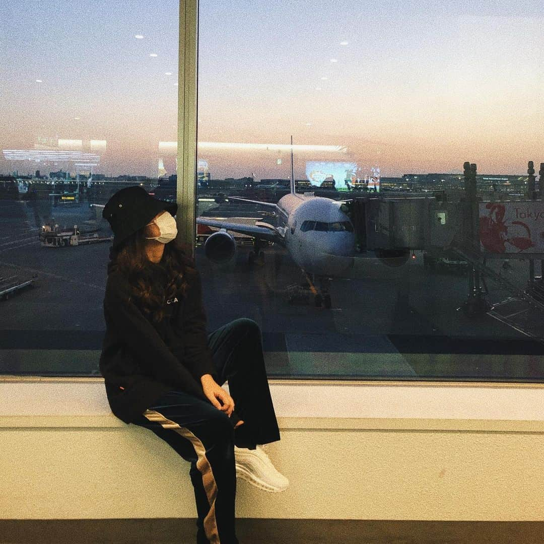 藤田早希さんのインスタグラム写真 - (藤田早希Instagram)「airport fashion. . . .  #空港 #instadaily #ootd #話をしなくても一緒に入れるラクちんな人ってこの先何人出会うでしょう #airport #自分磨き #写真を撮るのが好きな人と繋がりたい #インスタ映え #outfit #terminal #wear #bye #coodinate #スタイル #空港ファッション . . .」2月26日 20時19分 - sakifujita