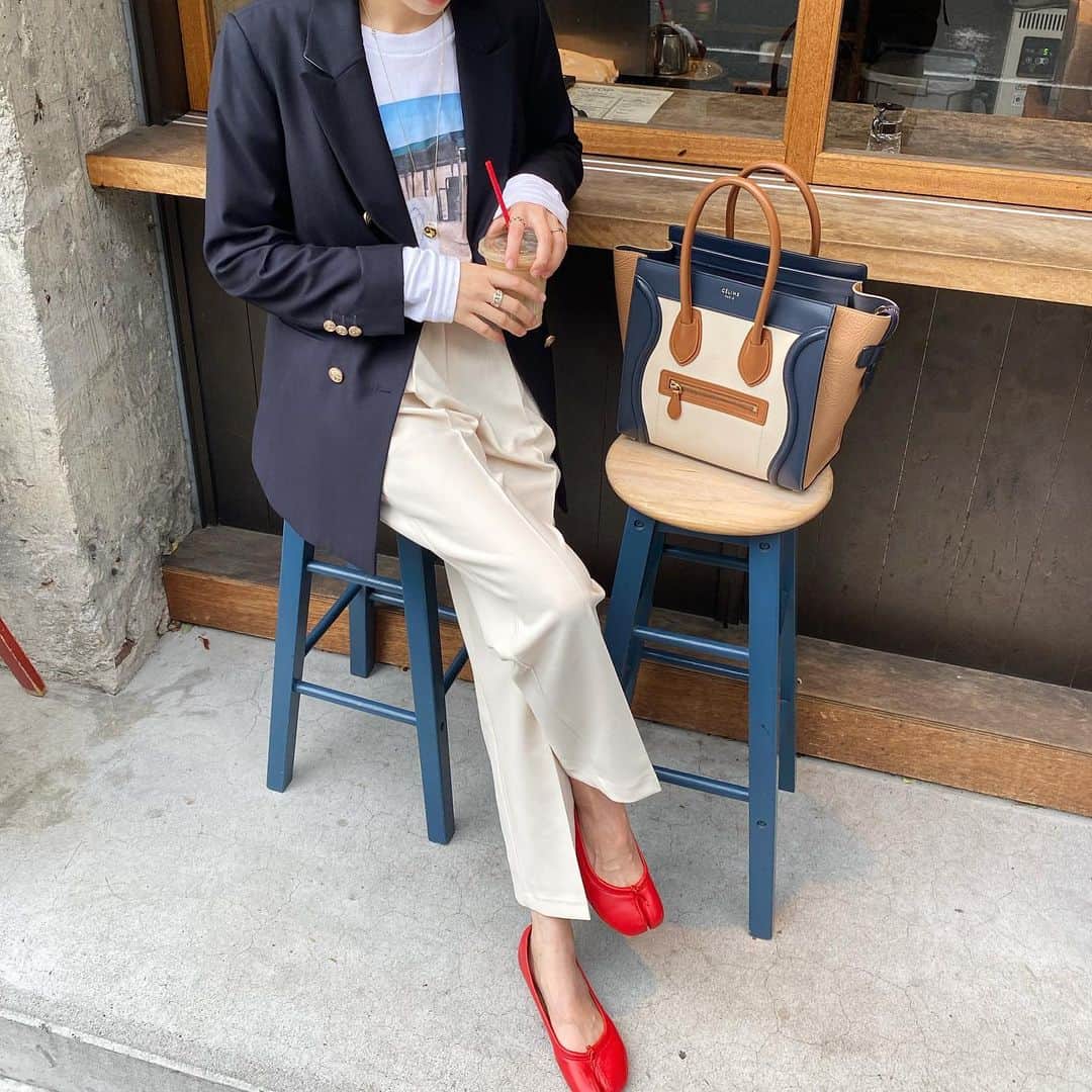 美生のインスタグラム：「本日は撮影day♡﻿ ﻿ 関係者各位の皆様﻿ ありがとうございました🙇‍♂️💕﻿ みなさんとっても素敵でした♡﻿ 明日のデータチェックが﻿ たのしみ♡﻿ ﻿ お仕事を終えて﻿ 娘の制服を取りに幼稚園へ📛﻿ 採寸の時は着たくないって言って﻿ 紺ブレ拒否してたけど…😛﻿ ママはやっぱりこの紺ブレ大好きやわ♡﻿ ﻿ 今週発売の﻿ マカロンカラーパンツは﻿ 2色買い♡﻿ このアイボリーは入園式にも履きたいな♡﻿ ﻿」