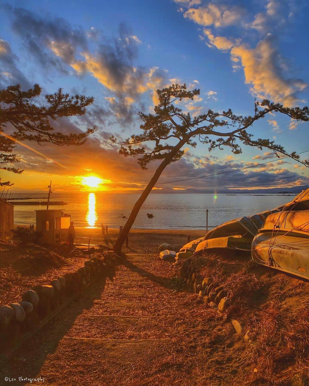 leo7000のインスタグラム：「葉山御用邸脇の海に抜ける小道🌄🌅 この辺り、写真を撮る向きによって護衛官より注意を受けますのでご注意を👮🏼‍♂️🤚🏻🚨 皆さん、今日もお疲れ様でした~♪ 🍺🍺✨」