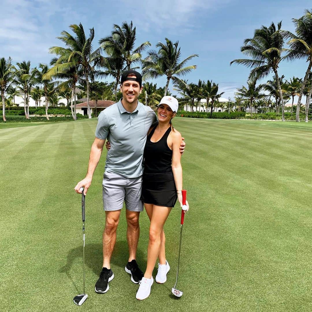 ジョジョ・フレッチャーのインスタグラム：「A little 🏌🏻‍♀️to kick off our quick vacay!  Also... clever golf puns... ready, go!👇🏼」