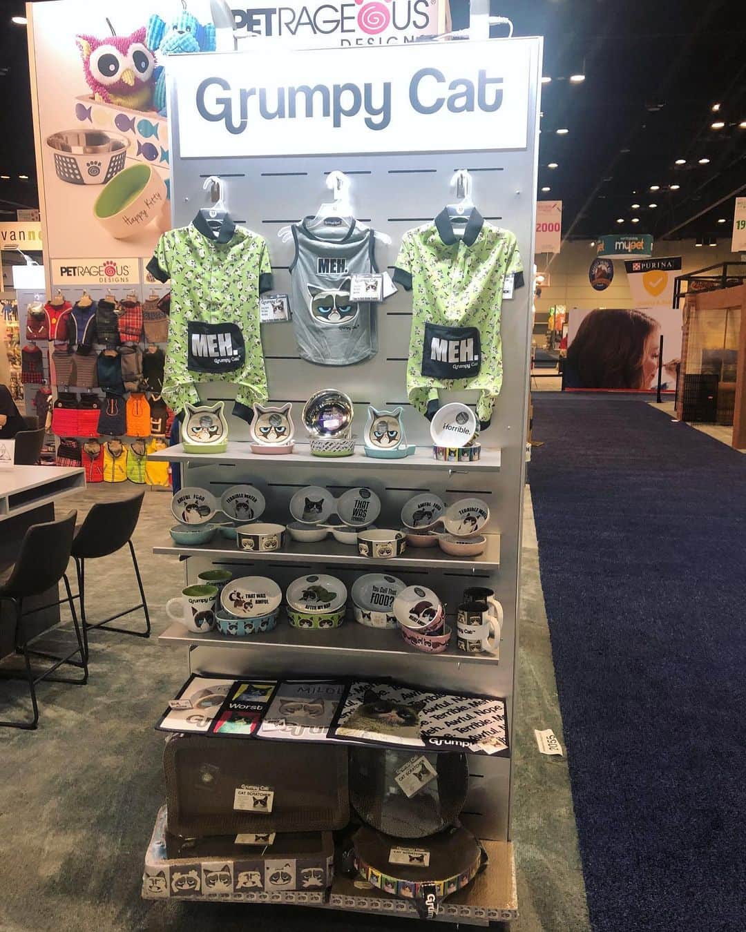 Grumpy Catさんのインスタグラム写真 - (Grumpy CatInstagram)「Check out the full line of Grumpy Cat Pet Accessories from @petrageousdesigns at @globalpetexpo this week. Available to purchase NOW at @chewy, @amazon, and @walmart! Link in bio!」2月27日 5時47分 - realgrumpycat