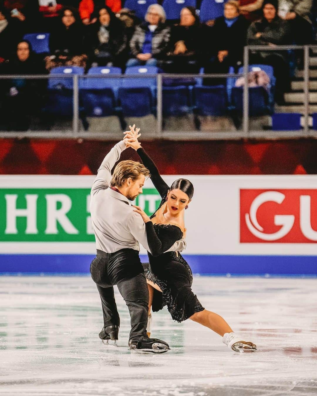 ジャン＝リュック・ベイカーのインスタグラム：「“I put my hand up on your back, when I lunge, you lunge, we lunge” -some artist  #hawayekbaker #usfigureskating #icedance #jeanlucbaker  #iceskating #icedancer #iceskate #dance #dancer #icedanceacademyofmontreal #iam #gadbois #montreal」