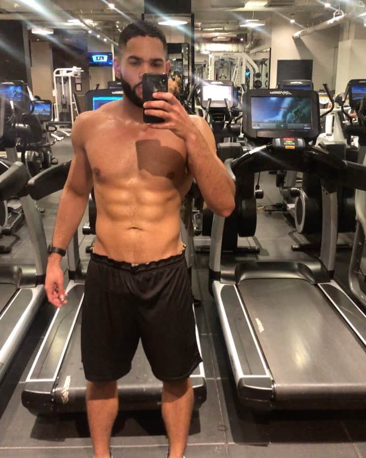 ディジョン・タルトンのインスタグラム：「Always in-between the decision to #shred or #bulk . What do you think?」