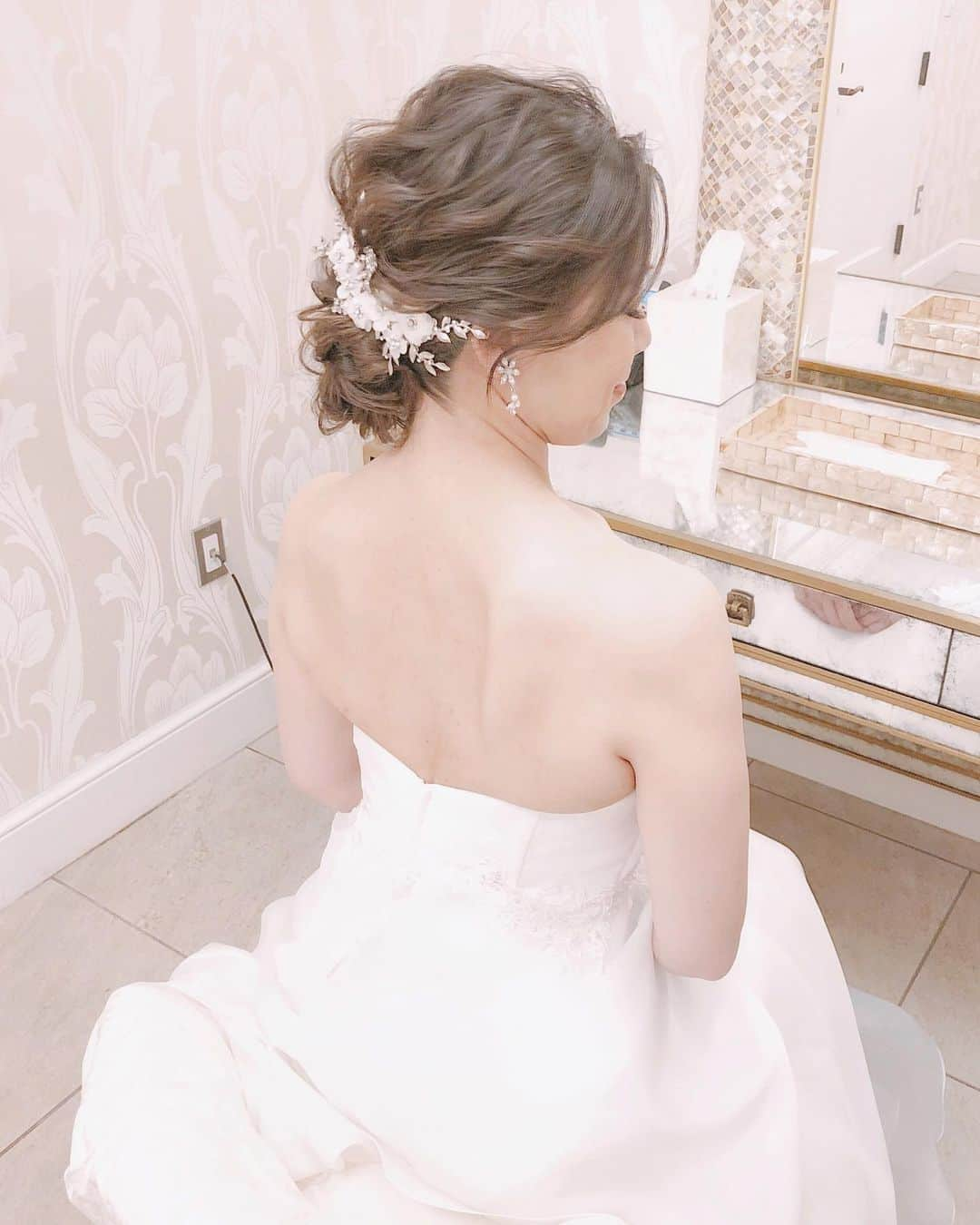 Yukari Ogayaさんのインスタグラム写真 - (Yukari OgayaInstagram)「Hawaii wedding . . 雰囲気...✨ ビジューのヘアアクセサリー 後ろめにつけて 大人っぽく...🤍 . . . . . . . . 「日本での撮影ご希望の花嫁さまへ」 ※7月25日から8月9日の期間にて神戸方面にてヘアメイク承っております。 お気軽にEmailにてお問い合わせ下さいませ🦩」 . . .  キラキラ輝く花嫁に✨ . .  お問い合わせはEmailにて お願い致します✨ . . Hair&makeup by @yukariogaya  #ハワイ#大人婚#美容師#披露宴 #ブライダルヘア#プレ花嫁#bridehairstyle #結婚式ヘアメイク #結婚式準備#海外挙式#hawaiiwedding #ハワイヘアメイク#おしゃれ花嫁#destinationwedding #エンゲージメントフォト #フォトウェディング #ヘアチェンジ#入籍 #ウェディングドレス#アニバーサリーフォト #婚約#ハワイ挙式#ウェディングヘア#花嫁準備#前撮り#持ち込みヘアメイク#ヘアアレンジ#2020秋婚#邸宅ウェディング#ウェディングドレス選び」2月27日 6時12分 - yukariogaya