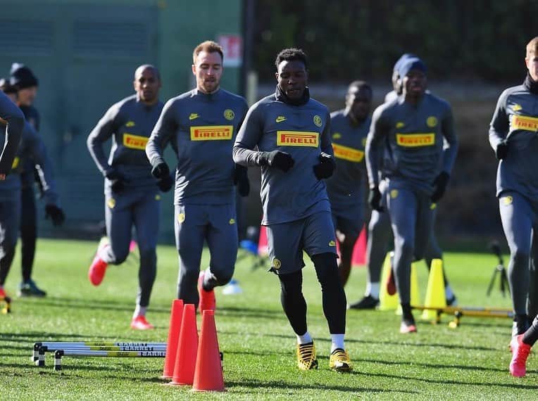 クワドォー・アサモアのインスタグラム：「Mai fermarsi 💪🏿⚫️🔵 #Training #Focus #Team @inter  Never stop working 💪🏿⚫️🔵 #Training #Focus #Team @inter」