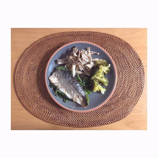のインスタグラム：「あさごはん . 鯖 ほうれん草 舞茸 ブロッコリー . . 今日は、病院で研修だったのに コロナウィルスで、研修が延期になって通常勤務😂 . . 院内研修中止にしたところでねー(何) . じゃあ、おやすみにしてよーーー (年休使っていいよーー) . . じゃあー、今日もコロナに負けずがんばろっ😊 . ◉ライザップ公認の紹介アンバサダーです。 〜紹介特典で、5万円分お安く入会できます〜 . . ▶︎全国どの店舗でもOK ▷２週間のトライアルコースもあります(^_^)/ ▶︎カウンセリング予約前にご連絡ください . ◎入会やカウンセリングをお考えの方、 ご質問なども、DM✉️ください。 . ★トレーニング見学もできます★ . 📺RIZAP TVCM出演 🏅RIZAP BMG ファイナリスト2017.2018 . #rizap #ライザップ  #ダイエット #diet #レコーディングダイエット #ダイエッター #公開ダイエット  #朝ごはん #morning #糖質オフ #食べて痩せる #おうちごはん #食べる #糖質制限 #低糖質ダイエット #女子力  #和食 #クッキングラム #自炊女子 #腸内環境 #食事管理 #栄養  #ワンプレート #腸内改善 #ダイエット頑張る」