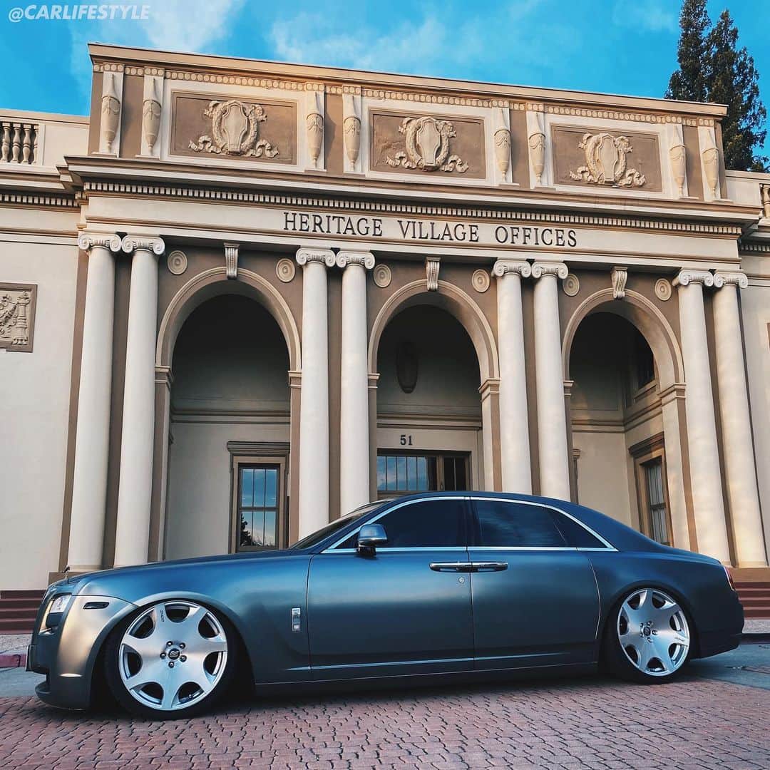 CARLiFESTYLEさんのインスタグラム写真 - (CARLiFESTYLEInstagram)「Slammed Rolls Royce Ghost on 22s Done by @caliwheels」2月27日 6時57分 - carlifestyle