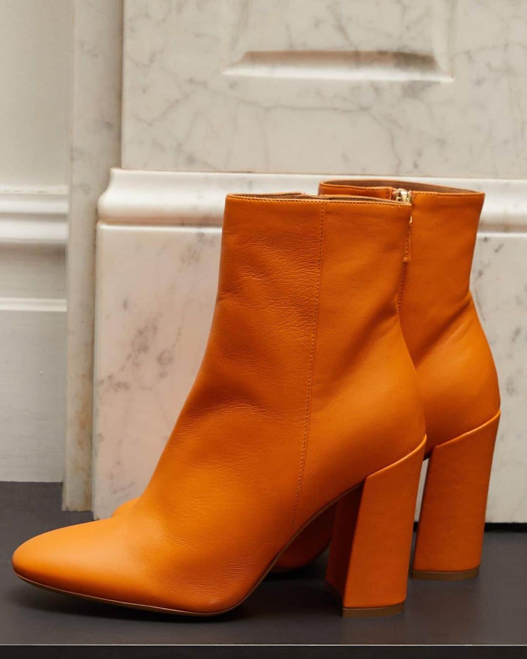 のインスタグラム：「Orange is the new black... 🍊 @mansurgavriel #THEOUTNET  Shop all your favorite #MansurGavriel looks, just visit #linkinbio 👆」